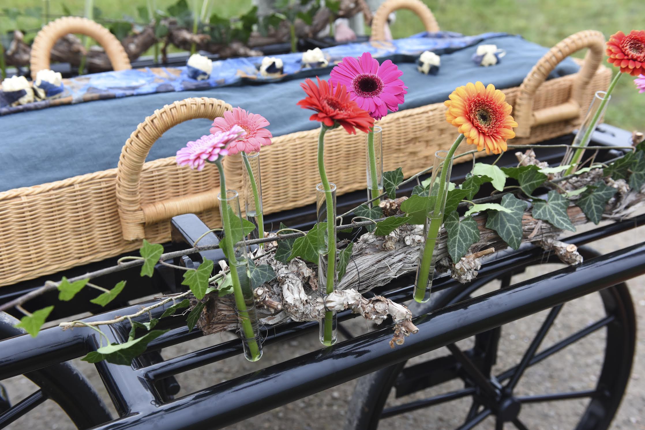 Duurzame uitvaartkist op loopkoets mooi met bloemen versiert