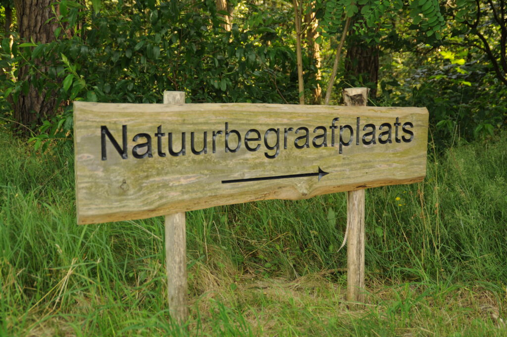 Een routebordje naar de natuurbegraafplaats