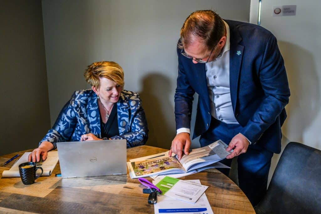 Sjoek en Stella zijn zich aan het voorbereiden voor een kennismakingsgesprek