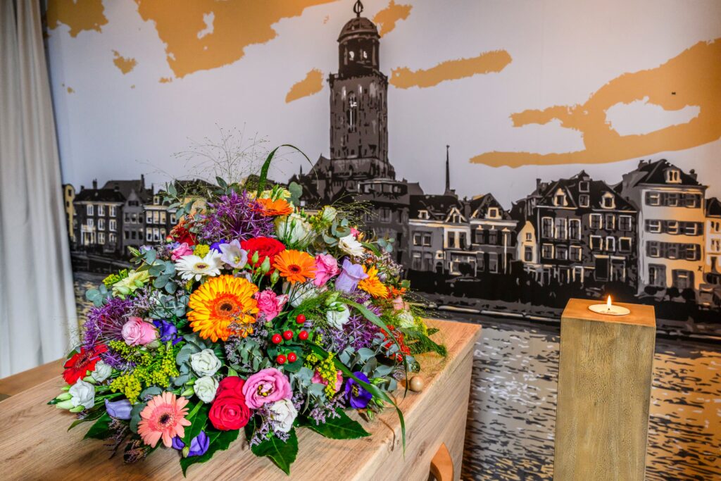 Bloemen op een kist