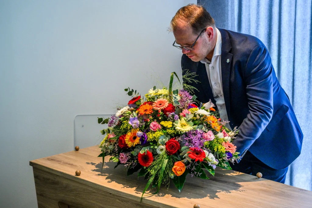 Sjoek legt krans op kist