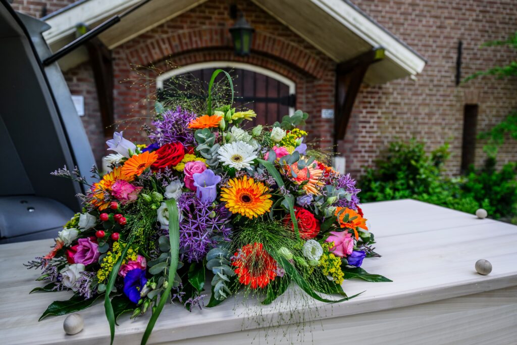 bloemenkrans op een kist