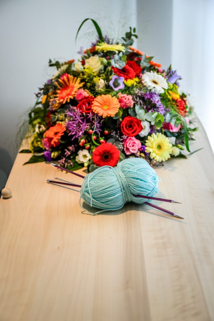 Bloemen op de kist