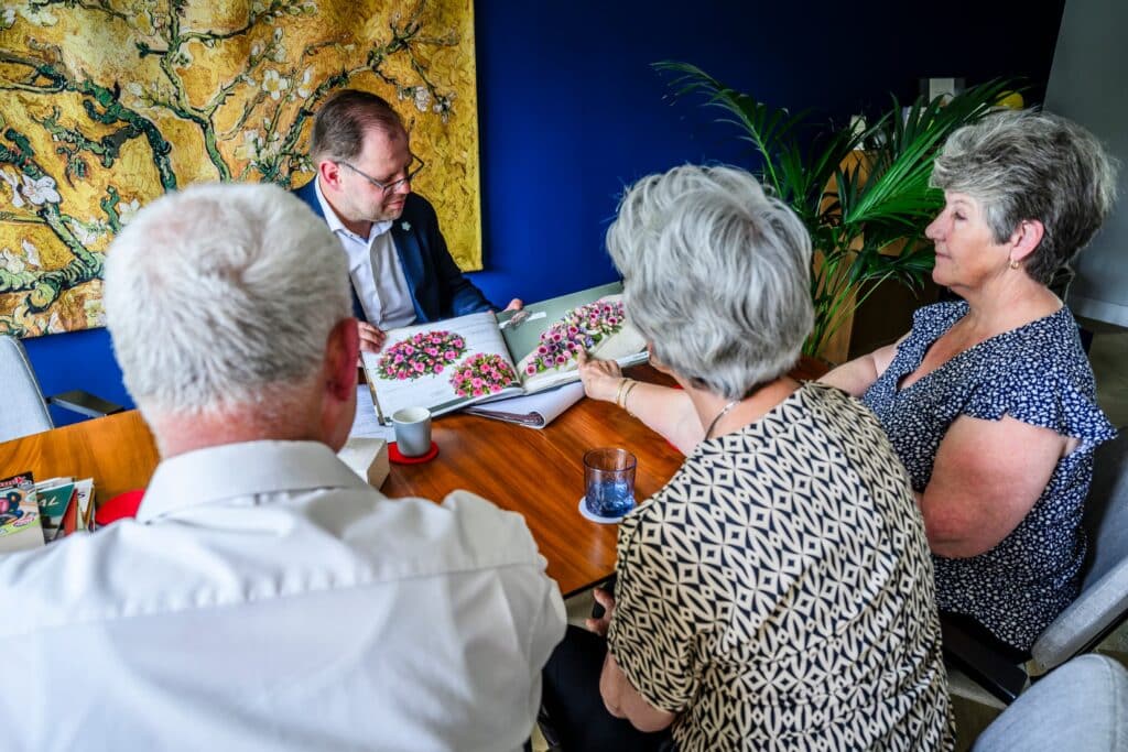 Producten laten zien aan nabestaanden om een uitvaart